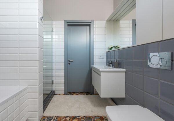 Plush non-slip bathroom rug