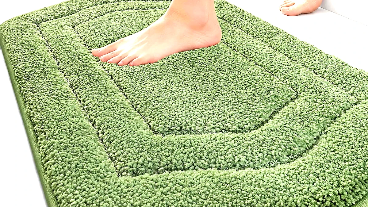COSY HOMEER plush non-slip bath mat in green, a thick tufted bathroom rug in front of a shower